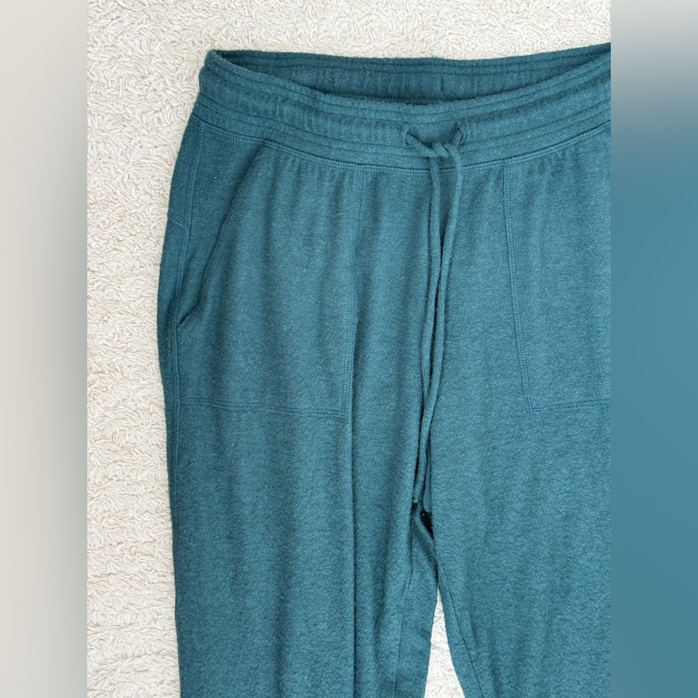 Alo Matching Jogger Set - Picture 5 of 10